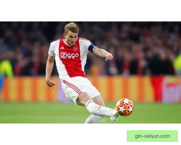 梅西续写传奇，后撤组织型前锋状态回暖，助力球队攻防转换