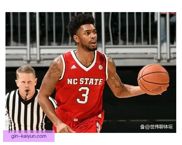 亨德森的技术特点分析：传控能力和场上视野表现稳健